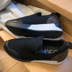 Calvin Klein skor  - Slip on Calvin Klein skor i storlek 37. Aldrig använda 