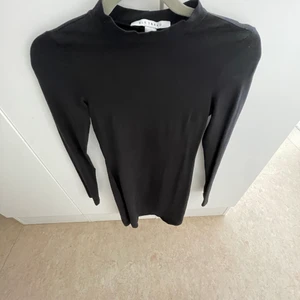 Svart klänning - Svart klänning med liten polokrage, knälång.