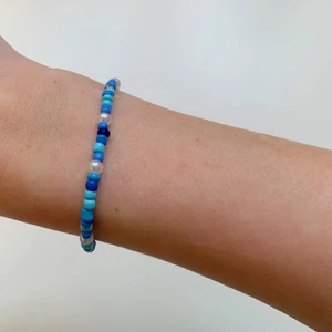 Pärlarmband  - Egengjort pärlarmband💙 armbandet är 17cm+4cm men går självklart att pnska egen längd. Frakt: 13kr men vid köp av 3 armband så bjuder jag på frakten😁