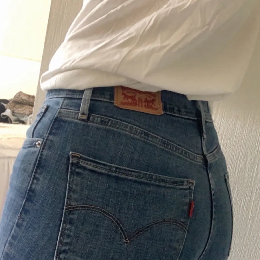 Säljer mina jeans från Levis i modellen 724 High Rise Straight 👖🤍 En aning korta för mig som är 1.68 lång. Jeans & Byxor.