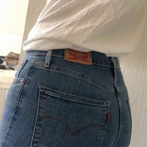 Säljer mina jeans från Levis i modellen 724 High Rise Straight 👖🤍 En aning korta för mig som är 1.68 lång