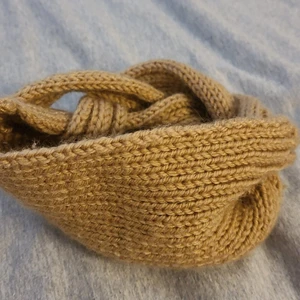 Den är från h&m - Det är en ljus brun hår band. Man har den för att inte tex frysa om öronen.