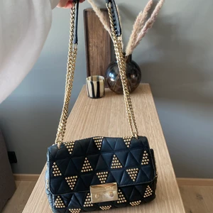 Michael kors sloan chain  - Äkta Michael kors väska köpt på raglady by tara för 3 år sedan ish. Köpt för 3500. Välanvänd med mycket bra skick. Lite repor på det guldiga märket. Perfekt storlek på väska. Kan tänka mig att sänka priset vid snabb affär.