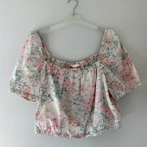 Blommig sommartröja  - Helt oanvänd tröja från H&M. Passar även XL. Köparen står för frakten 🌞
