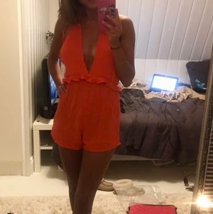 Jumpsuit - Somrig rödorange byxdress med från pull and bear, banden har slitits i tvätten (sista bilden). Skulle säga att den är mer som en XS än S. Kan mötas eller så tillkommer frakt!