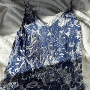 Topp - Fin blå topp från hm⚡️ bra sicka! Säljer för 40kr 