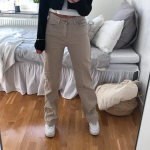 Madlady jeans visa ben - Beiga jeans från madlady i storlek L33 EU34 tror jag. Jag är 173,5 cm ungefär och dessa passar mig utmärkt i längden. Endast använda ett fåtal gånger och säljer då de inte kommer till användning. Köparen står för frakten!💓