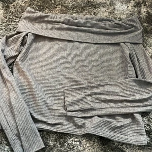 Zara offshoulder Tröja - En offshoulder tröja från Zara i Spanien. Köpt för 449kr💕 Helt oanvänd då den är för liten vid bysten💕