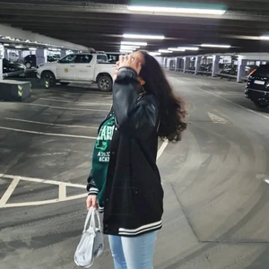 Jersey jacka - Snygg minimal Jersey jacka köpt på second hand ett tag sedan. Väldigt snygg på med ett år loose jeans o någon graphic tee. Storlek XXL för att få en loose oversized effekt.