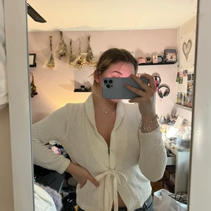 Kofta - En jätte fin stickad kofta med snören så du kan ha den som du vill. Använd typ 5 gånger sen har den bara legat i garderoben då det inte riktigt var min stil.