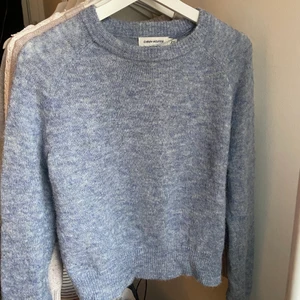 Stickad tröja  - Stickad tröja i den FINASTE blå färgen, perfekt till sommaren🌸 endast använd ett fåtal gånger och därför i väldigt bra skick!! 