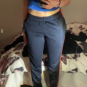 Adidas byxor - Jättefina och jätte bekväm byxor 🥰 Marinblå, slitna, secondhand. Köpte från Goodwill i USA, Florida