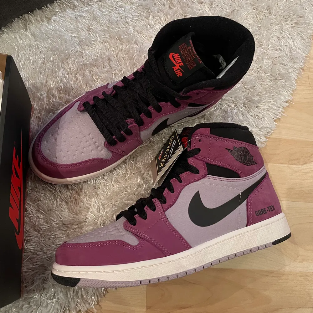 Helt nya Nike Jordan 1 element Gore-tex i färgen Light Bordeaux str 42. Gjord av gore-tex material vilket gör skorna mer slit och vattentålig. Äkta och Kvitto från Nike finns, för fler frågor hör av er! . Skor.