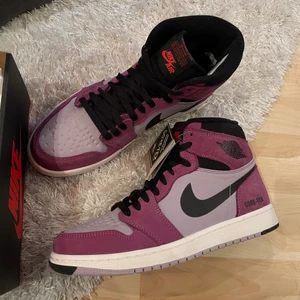 Nike air Jordan 1 element Gore tex - Helt nya Nike Jordan 1 element Gore-tex i färgen Light Bordeaux str 42. Gjord av gore-tex material vilket gör skorna mer slit och vattentålig. Äkta och Kvitto från Nike finns, för fler frågor hör av er! 