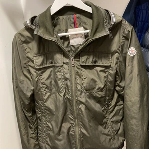 Moncler jacka  - moncler jean luc giubbotto.                                                Har en liten slitning skriv för mer bilder              
