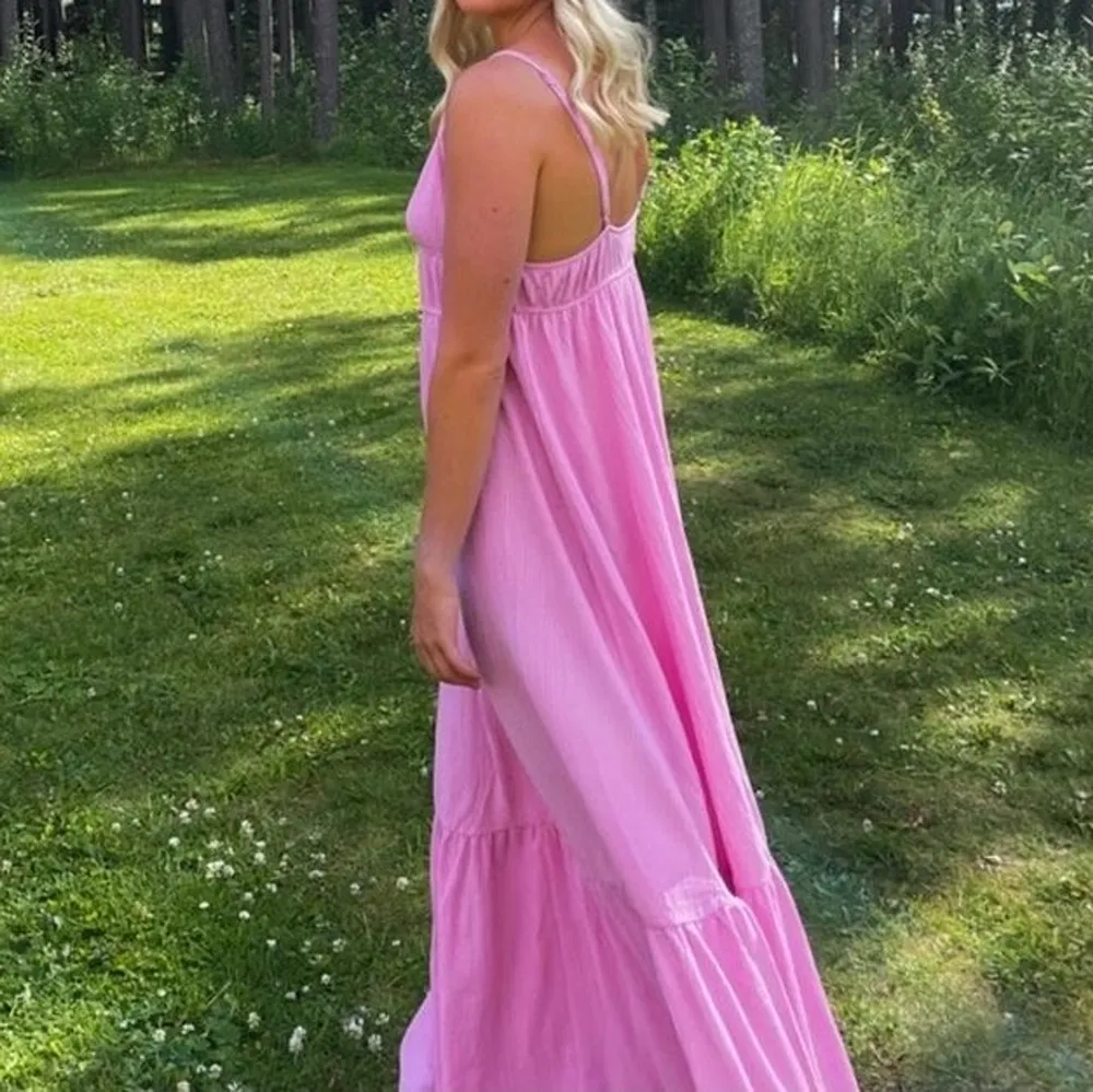 Säljer min finaste rosa klänning från GinaTricot! Var superpopulär förra sommaren och finns inte att köpa längre. Har tyvärr inte kommit till så mycket användning! Storlek XS men passar mig som brukar ha S/36. Högsta bud än så länge: 650kr (obs måste öka . Klänningar.