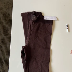 Helt nya bruna ribbade tights strl S - Oanvända bruna ribbade tights strl S. Jättefint brunt färg. Inköpta på Gina Tricot . Men tyvärr kom aldrig till användning  . Bud från 150  tillkommer frakt  spårbart brevlåda  51kr 