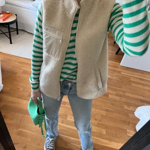 Stickad tröja från Zara - Säljer mina slutsålda stickade tröja från Zara! Superfin kvalite, knappt använd 🤍  Så fin nu till våren!! 