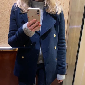 Kappa Stockh lm - Marinblå kappa ifrån märket stockh lm. Jättefina gulddetaljer. Fler bilder kan skickas <3