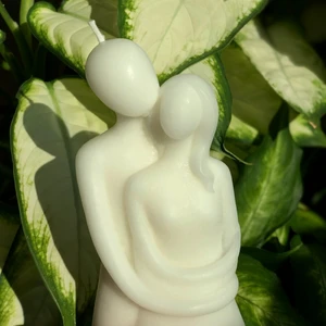 Lovely couple ❤️ - Jätte gulligt par som håller om varandra, passar underbart som gåva eller hemma dekoration 🥰  (Vid doft och/eller gold flakes; 12kr)  (Vid present packning; 4kr)   Tillgängliga dofter: Ocean, Rosor, Kanel, Nytvättat, Cotton Candy