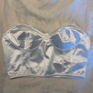 Topp - Korsett liknande topp med kupor, super cute <3 Aldrig använd!