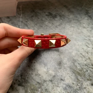 Armband  - Säljer detta fina nitarmbandet som jag köpte på plick för ungefär 200kr💗💗liknar ett valentinoarmband 