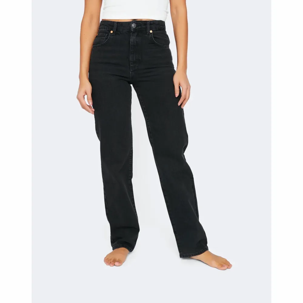 Säljer dessa supersnygga svarta jeans från Bik Bok i modellen 90s straight 990 jeans då de inte kommer till användning längre. De är i storlek 26/32 och passar mig i längden som är 165 🤎 Nypris 599 . Jeans & Byxor.