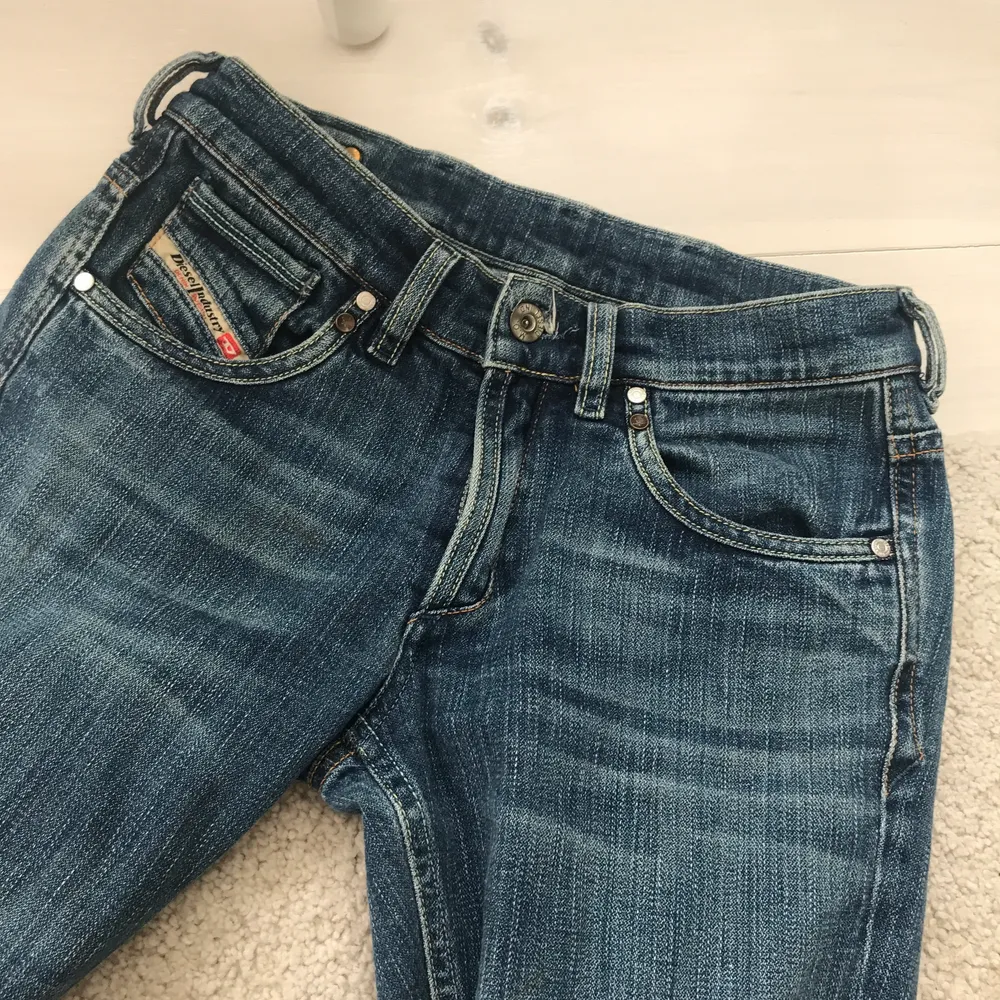 jeans från 2000s från Diesel. Super snygga skriv till mig om du är intresserad så kan jag svara på frågor och eller skicka fler bilder . Jeans & Byxor.
