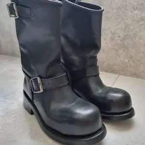 Primeboots Engineer, svart. Passar till både klänning och jeans. 100% läder. Kvalitetsstövel, som håller i många många år och blir snyggare med tiden. Toppen skick, använd endast en säsong pga fel storlek. Kan mötas upp el skicka. 