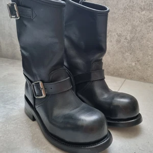 Primeboots MC-modell med stålhätta  - Primeboots Engineer, svart. Passar till både klänning och jeans. 100% läder. Kvalitetsstövel, som håller i många många år och blir snyggare med tiden. Toppen skick, använd endast en säsong pga fel storlek. Kan mötas upp el skicka. 