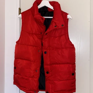 Röd väst - Säljer en röd väst i fint skick