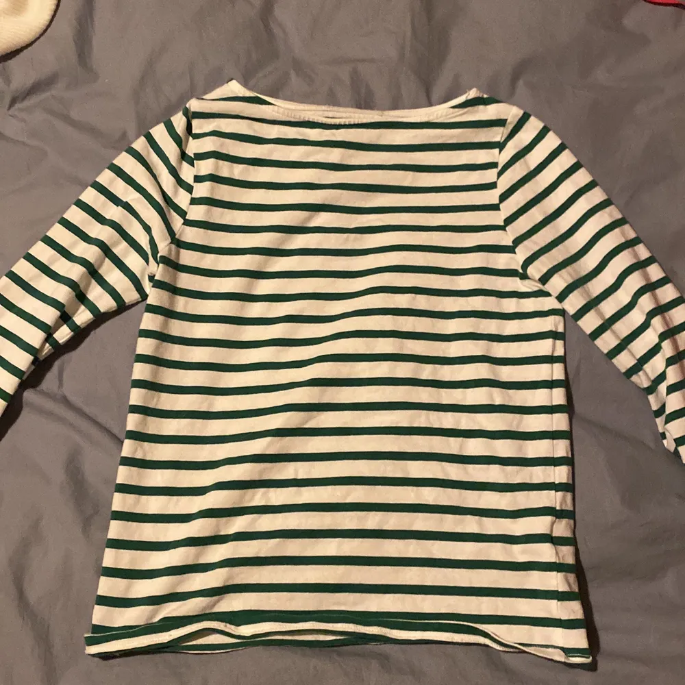 Hallooo, tänkte sälja en oanvänd grön-randig långärmad tröja. Superskön i materialet och härlig men har aldrig kommit till användning tyvärr🙄 . Tröjor & Koftor.