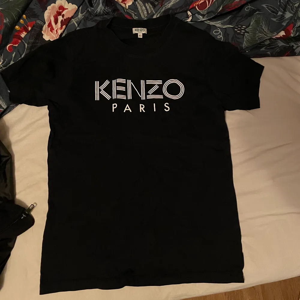 Jätte fin Kenzo T-shirt                                                                Köpt i butik för 1000kr men säljer för 400kr                               Tröjan är i ett utmärkt skick. . T-shirts.