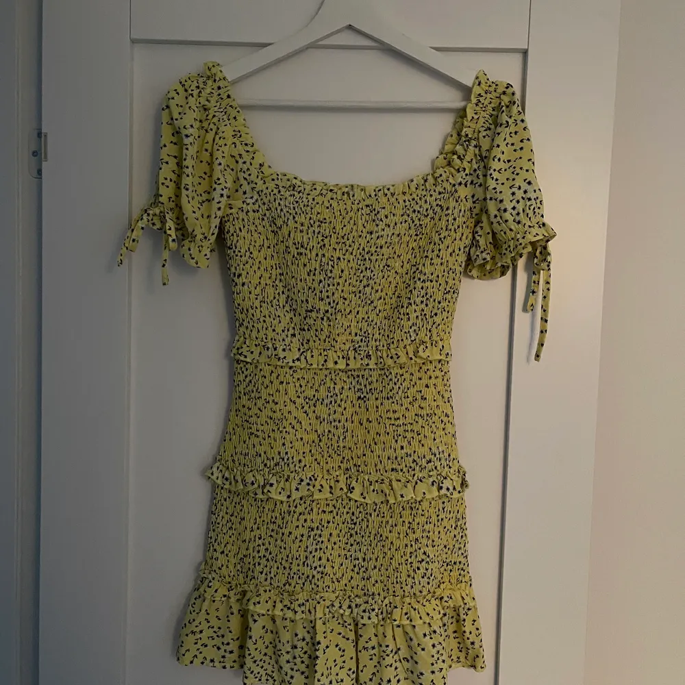 Fin gul klänning från ASOS. Perfekt till sommaren och midsommar. Använd endast en gång på midsommar. Säljer då den inte kommit till användning. 250kr + frakt (66)kr. Klänningar.