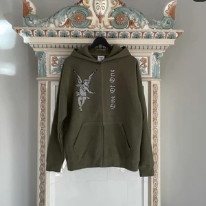 One of one hoodie  - Säljer min älskade one of one hoodie som jag tyvärr inte använder längre. Första bilden är lånad. ❗️HÖGSTA BUD 810❗️