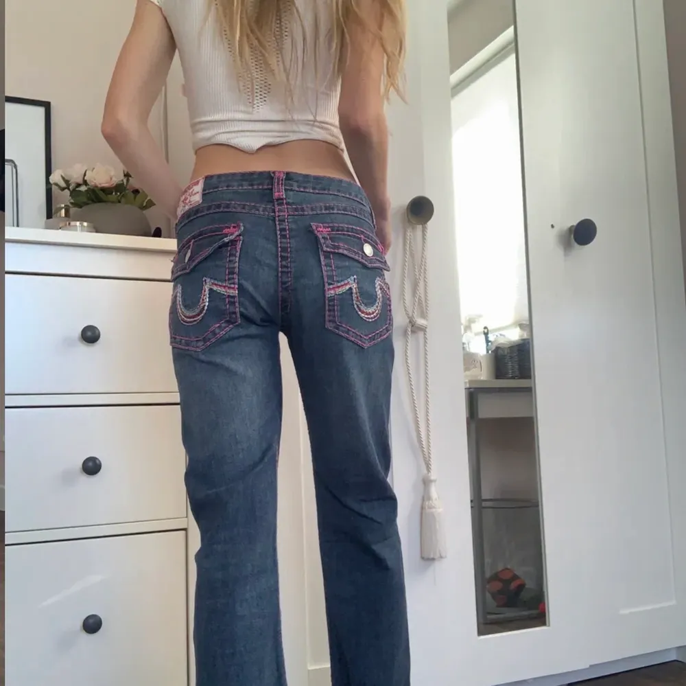 Ett par jättesnygga lågmidjade true religion jeans som är köpte här på plick! Säljer på grund av att de inte satt bra på mig, men hoppas att någon annan får användning för de :) (bilderna är lånade av personen jag köpte de av 💕). Jeans & Byxor.