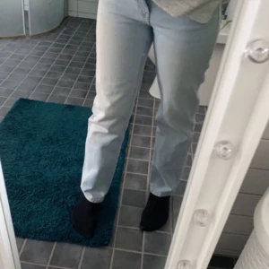 Straight jeans - Ljusblå straight jeans från Gina tricot, köpte förra våren så hqr växt ur dem