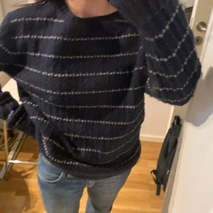 Randig stickad tröja - Gammal tröja men använder sällan, så varm å mysig!!