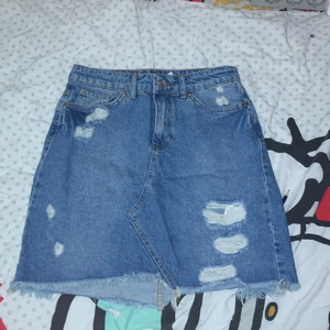 Jeans kjol - En skitfin ljusblå jeanskjol som hade passat jättefint till sommaren☀️