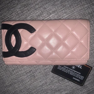 Chanel Cambon plånbok i rosa kalvskinn - Plånbok med många fack samt ett större på baksidan. Lätt sliten men mycket fräsch och fin. Skickas spårbart med Postnord.
