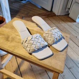 Sandaler med liten klack  - Grå sandaler från HM storlek 38. Använda en gång när jag gick till affären och tillbaka. 