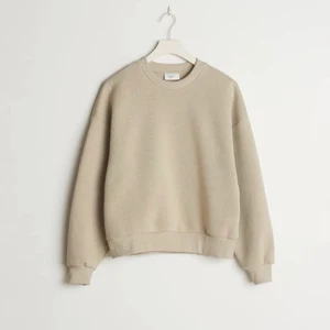 Basis plagg  - Säljer en fin beige tröja från Gina, aldrig använd. Nypris 249, sälj för 150 kr plus frakt. Skriv till mig om du är intresserad eller har andra frågor. Str s. 