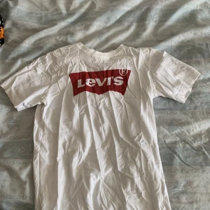 Vit Levis T-shirt  - Jätte fin vit Levis T-shirt, använd fåtal gånger