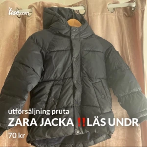 UTFÖRSÄLJNING ‼️ barn jacka  -  Den har blivit för liten men annars är den i ett jätte bra skick buda det är utförsäljning just nu