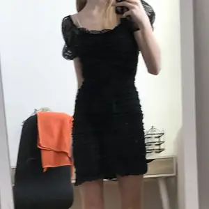 Super snygg svart klänning i storlek xs som jag säljer för 50kr plus frakt! Skriv om ni vill ha fler bilder osv! 