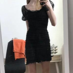 Svart klänning - Super snygg svart klänning i storlek xs som jag säljer för 50kr plus frakt! Skriv om ni vill ha fler bilder osv! 