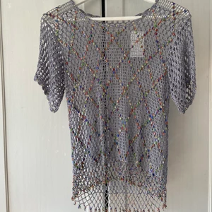 Topp - Väldigt unik och fin glittrig seethrough-topp, köpt second hand🤍 lite disco/70talsvibe🧡 bara att skriva om man vill ha fler bilder!