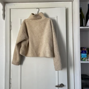 Tröja i teddyfleece - Tröja i någon slags teddyfleece (?). Aningen fläckig 