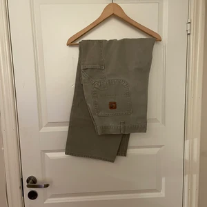 Carhartt carpeneter pants  - Tecken på användning. Stora i midjan men det ge mer baggy look