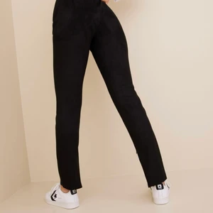 Byxor i mockamaterial från Vero Moda - Byxorna är endast testade, mycket bra skick :)